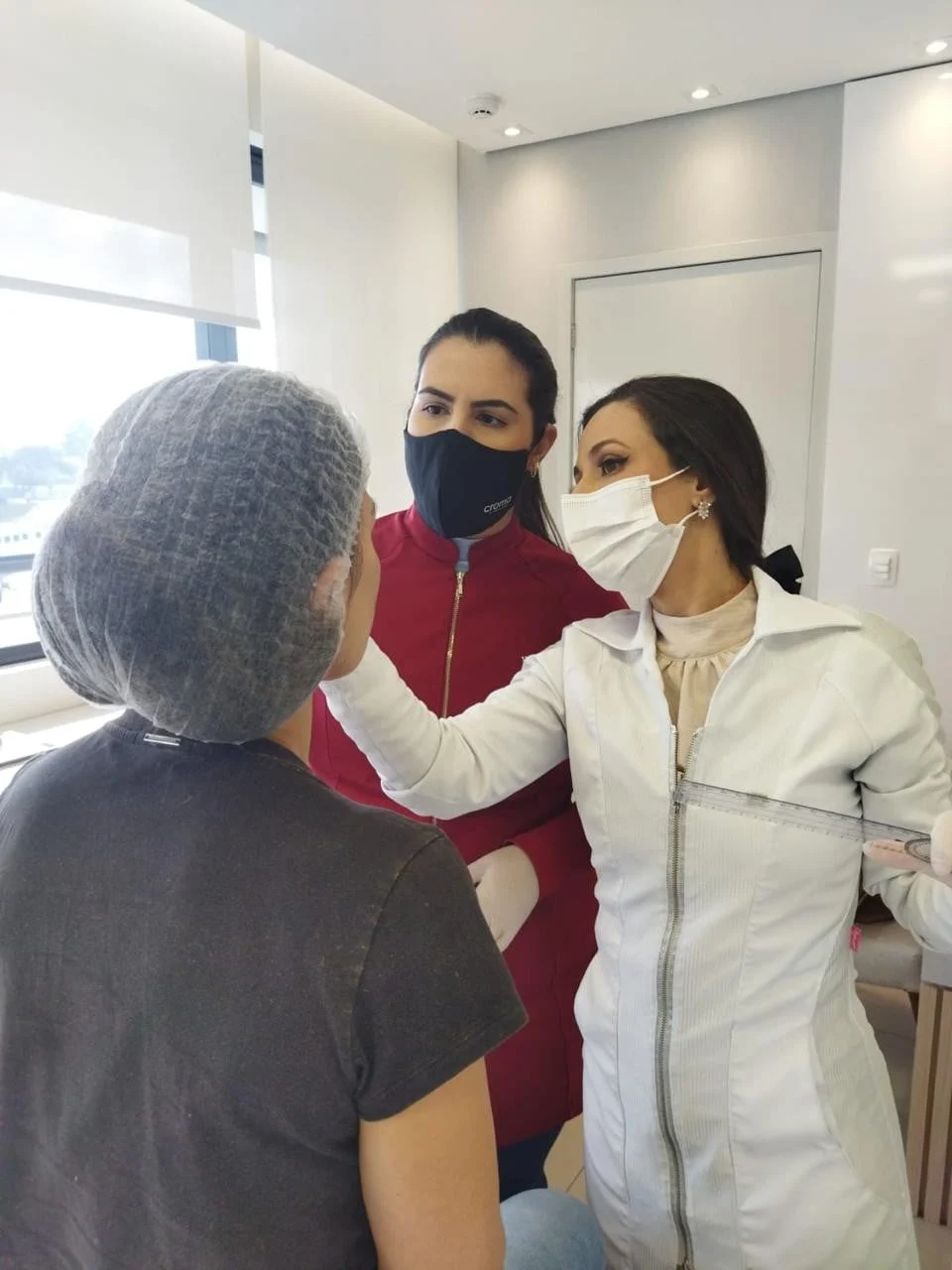 Dra. Catielly Rocha aplicando toxina botulínica durante o curso prático