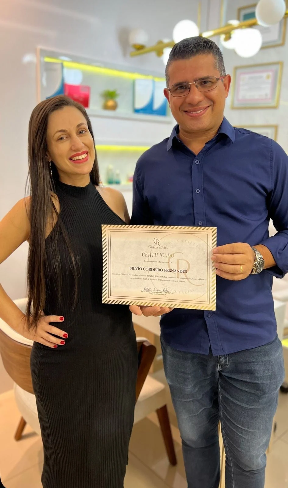 Aluno recebendo certificado impresso do curso de toxina botulínica da Dra. Catielly Rocha
