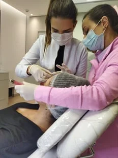 Prática de aplicação de toxina botulínica em turma anterior